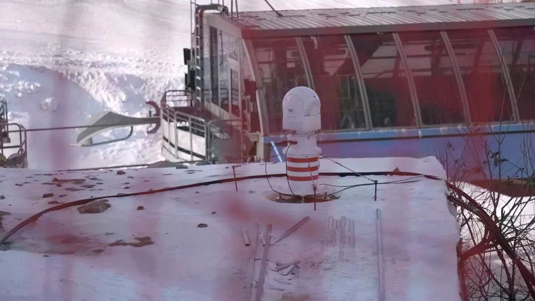 設(shè)在坡面障礙技巧和大跳臺(tái)雪道旁的激光測(cè)風(fēng)雷達(dá)。氣象部門供圖