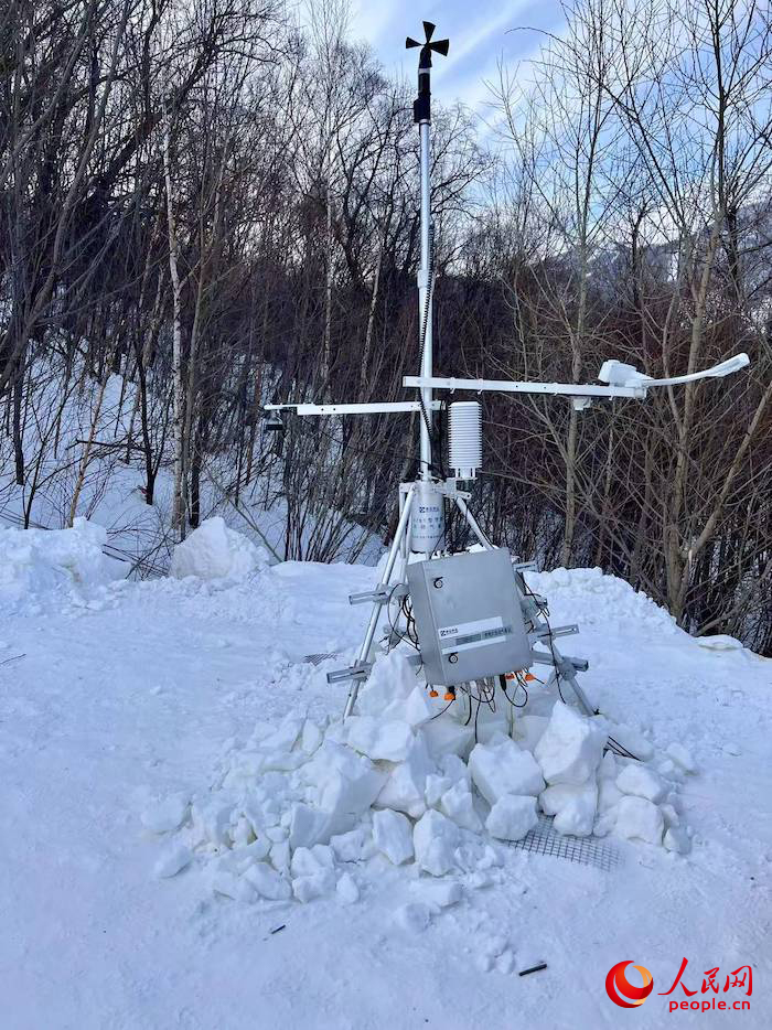 設(shè)置在賽道附近的便攜式自動(dòng)氣象站。人民網(wǎng) 高清揚(yáng)攝