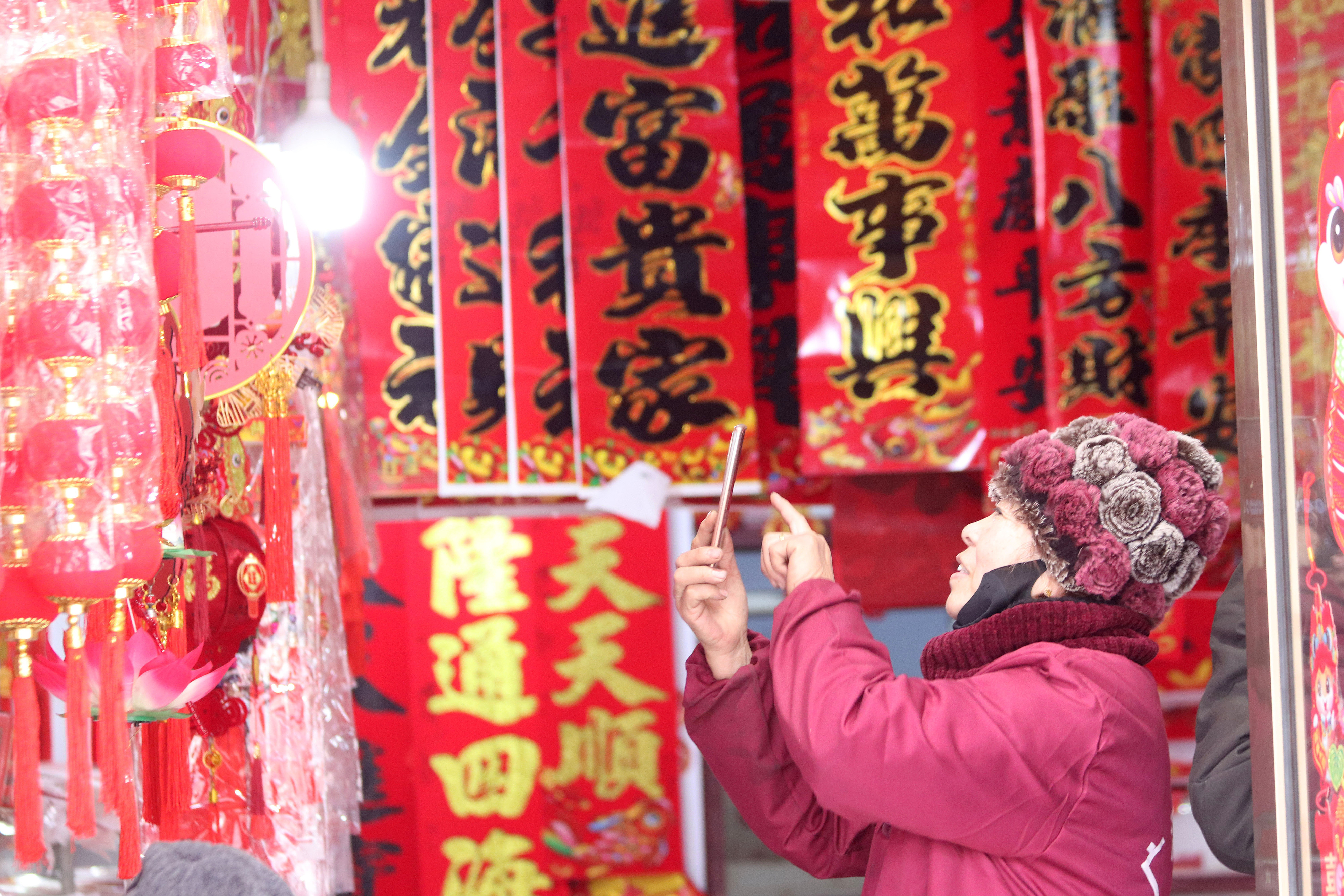 2025年1月5日，在山東省高密市夏莊鎮(zhèn)東李家村，商戶通過手機在網(wǎng)上推銷新春飾品。