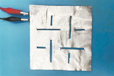 帶有矩形孔的袋式電池。圖片來源：英國《新科學家》雜志網(wǎng)站