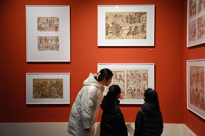 2023年2月3日，游客在河北武強(qiáng)年畫博物館內(nèi)參觀。