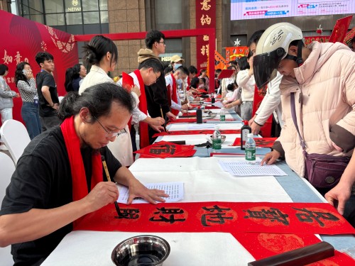 活動(dòng)現(xiàn)場贈(zèng)送春聯(lián)和福字。人民網(wǎng) 陳葉欣攝