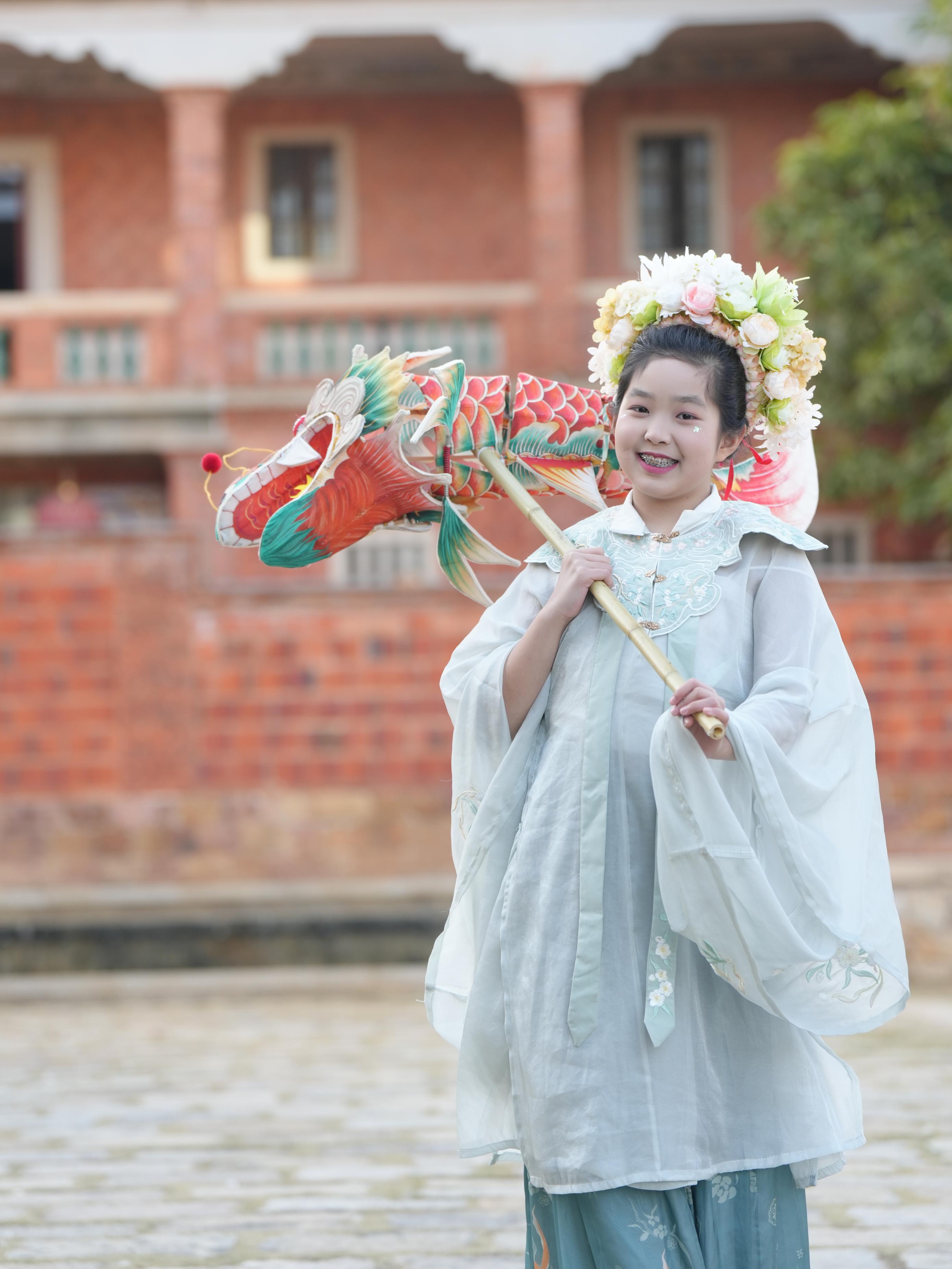 在泉州，沈女士為女兒拍下頭戴簪花的照片。受訪者供圖