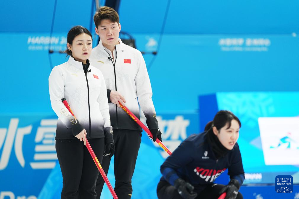 2月6日，中國隊(duì)選手王智宇（中）、韓雨（左）在比賽中。新華社記者 王松 攝