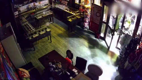 網(wǎng)傳“破門亮燈”畫面。網(wǎng)絡(luò)視頻截圖