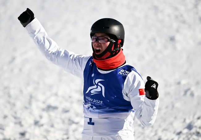 2月9日，李心鵬在比賽后慶祝。新華社記者 夏一方攝