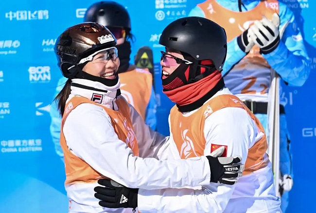 2月10日，中國隊選手李心鵬（前右）與徐夢桃慶祝。新華社記者 楊晨光攝