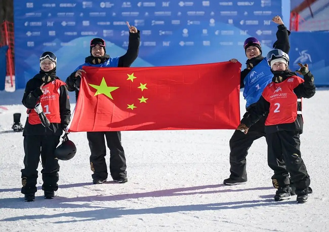 2月10日，中國隊選手張小楠、楊文龍、姜鑫杰與熊詩芮（從左至右）在比賽后慶祝。新華社記者 楊青攝