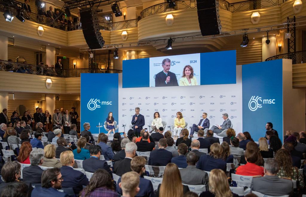 2024年2月18日，慕安會主席克里斯托夫·霍伊斯根（中左二）在德國慕尼黑舉行的第60屆慕尼黑安全會議上發(fā)表閉幕致辭。新華社記者 張帆 攝