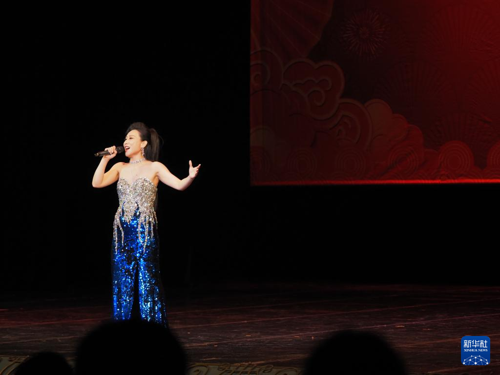 2月11日，歌手在哈薩克斯坦阿拉木圖的阿拜國家歌劇和芭蕾舞劇院演唱歌曲。新華社記者 趙宇 攝