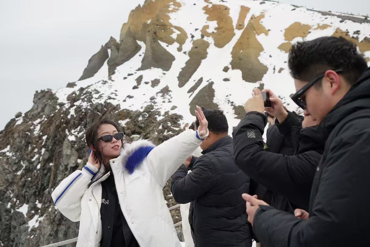 長白山天池旁游客拍照留念。人民網(wǎng) 皇甫萬里攝