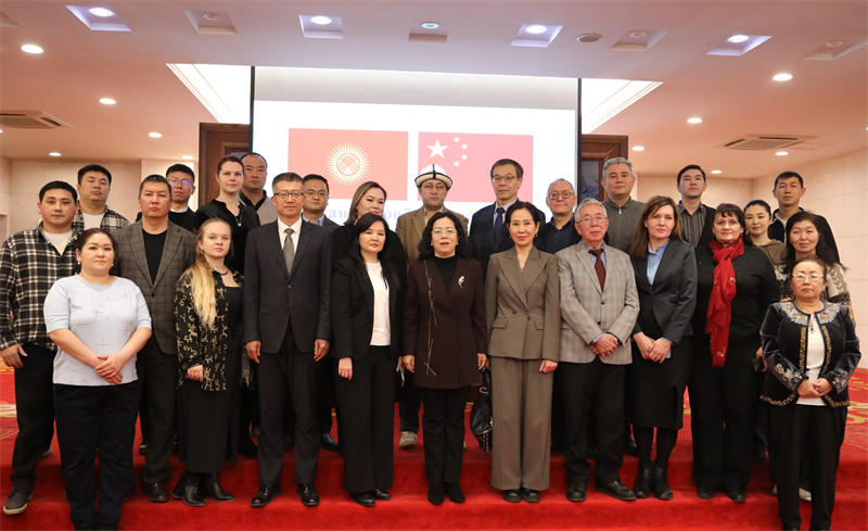 與會(huì)人員合影。中國(guó)駐吉爾吉斯斯坦使館供圖