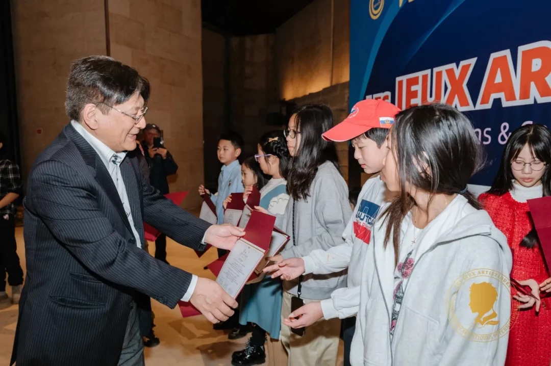 圖2：亞丁為獲獎(jiǎng)兒童頒發(fā)證書。法中交流促進(jìn)會(huì)供圖