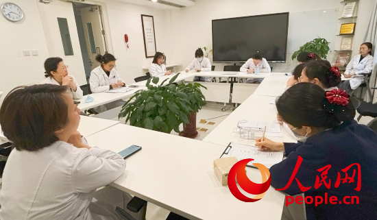 交班會(huì)上，海淀醫(yī)院安寧療護(hù)團(tuán)隊(duì)討論患者和家屬需求。人民網(wǎng)記者 金慧慧攝