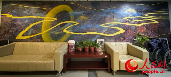 清華長(zhǎng)庚醫(yī)院掛著一幅名為“生命長(zhǎng)河”的畫(huà)，家屬將離世親人的名字寫(xiě)在上面。人民網(wǎng) 陳葉欣攝