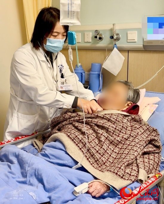 廖澤燕為張婆婆聽(tīng)診。人民網(wǎng)記者 金慧慧攝