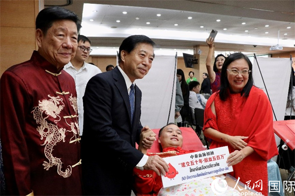 韓志強大使與獻血者代表合影。朱瀟逸攝