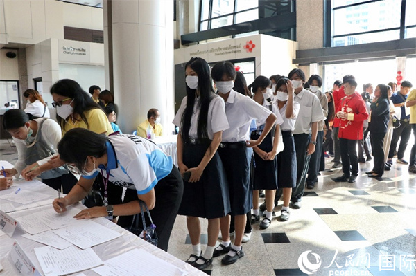 獻血者排隊填寫報名表。朱瀟逸攝