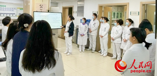 華西第四醫(yī)院姑息醫(yī)學(xué)科交班會(huì)上，護(hù)士介紹患者情況。人民網(wǎng)記者 金慧慧攝