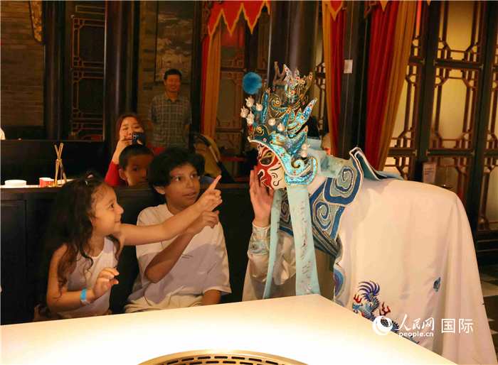 迪拜火鍋店里的川劇變臉表演。 人民網(wǎng)記者 管克江攝