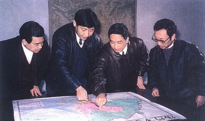 1991年12月，習(xí)近平與同事討論福州市戰(zhàn)略規(guī)劃設(shè)想。（圖源：《習(xí)近平在福州》）