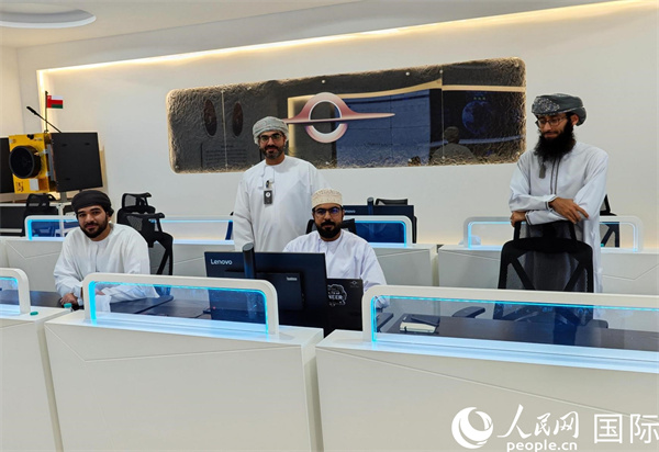 阿曼蘭斯航天公司員工在工作中。人民網(wǎng) 海瑟姆·穆扎恩攝