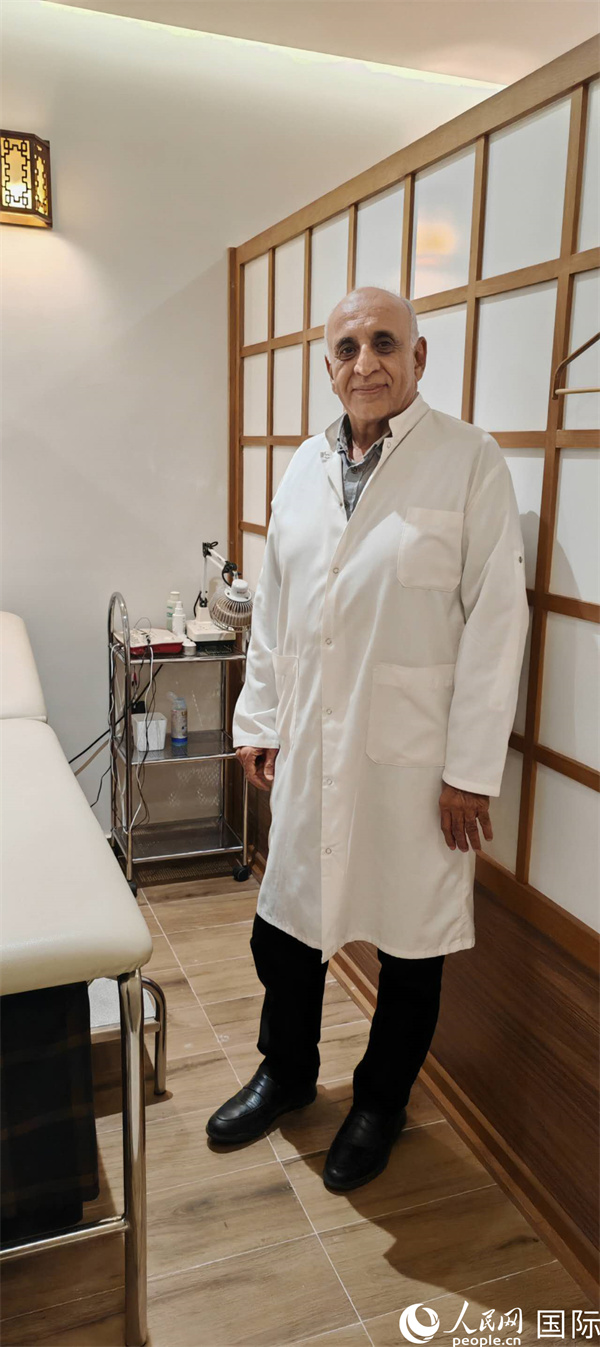 哈利勒在中醫(yī)診所。人民網(wǎng)記者 黃培昭攝