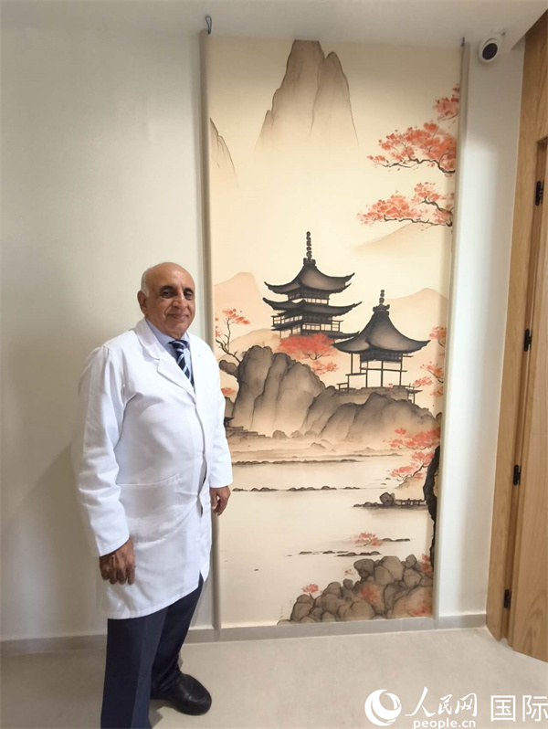 哈利勒的診所中國(guó)元素很濃。人民網(wǎng)記者 黃培昭攝