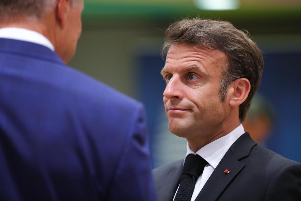 2023年6月29日，在比利時布魯塞爾，法國總統(tǒng)馬克龍（右）準(zhǔn)備出席歐盟峰會。新華社記者鄭煥松攝