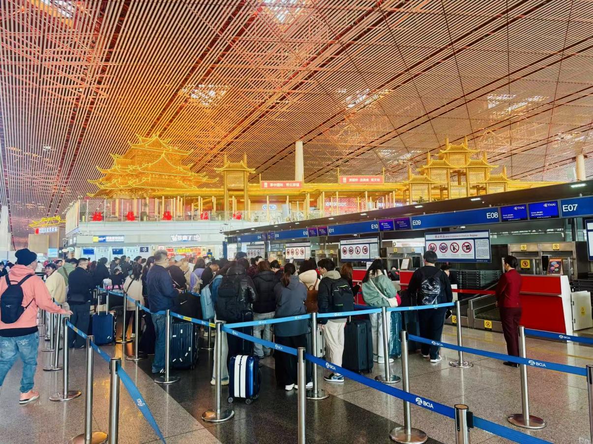 旅客在首都機場值機柜臺辦理乘機手續(xù)。人民網記者 喬雪峰攝