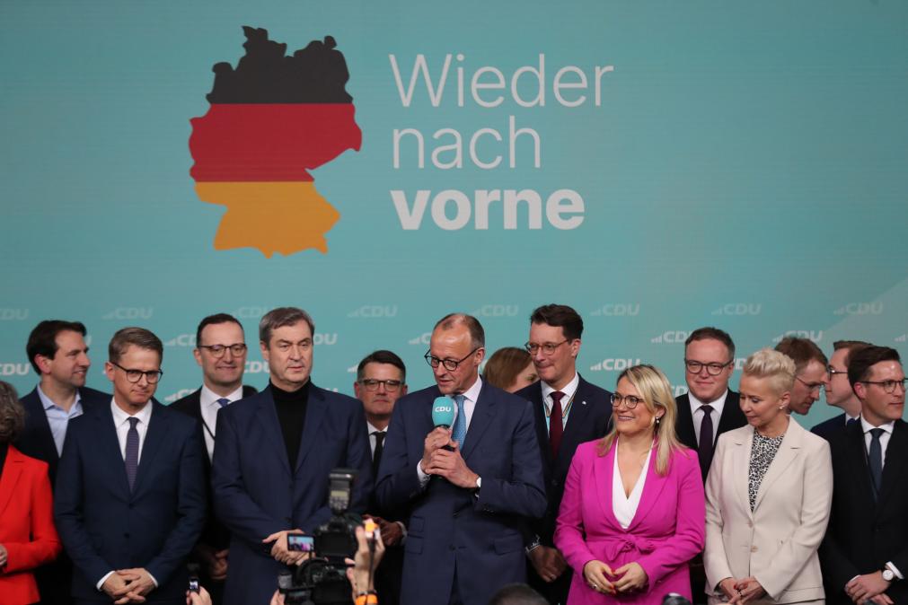 2月23日，在德國(guó)柏林的基督教民主聯(lián)盟總部，聯(lián)盟黨總理候選人默茨（中）在出口民調(diào)顯示領(lǐng)先后接受祝賀。新華社記者杜哲宇攝