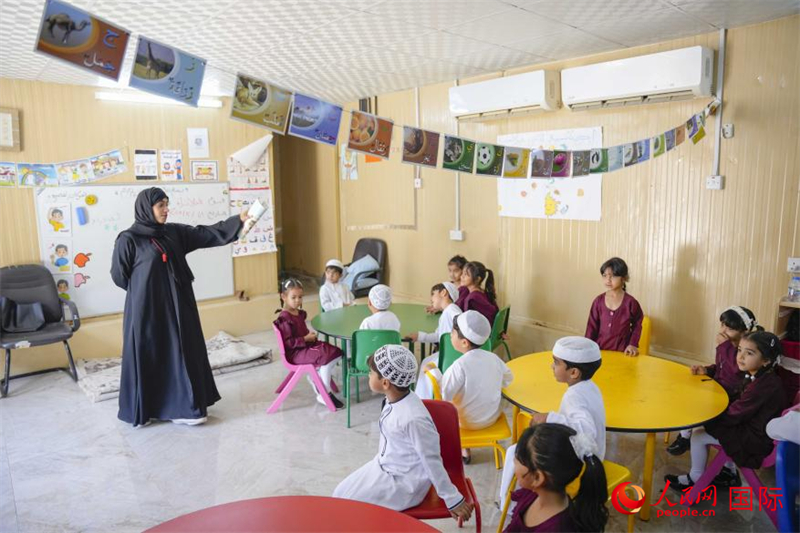在庫姆扎爾的學校，老師正在給孩子們上課。人民網(wǎng) 塔里克·易卜拉欣攝