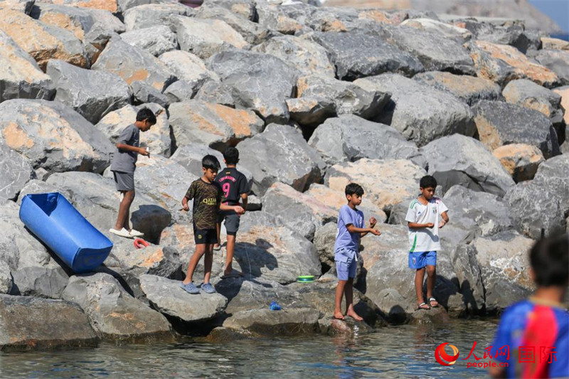 在海邊玩耍的孩子們。人民網(wǎng) 塔里克·易卜拉欣攝