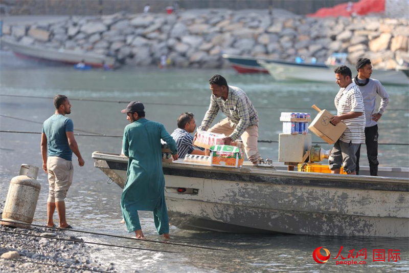 當?shù)厝藗冊谶\送生活物資。人民網(wǎng) 塔里克·易卜拉欣攝
