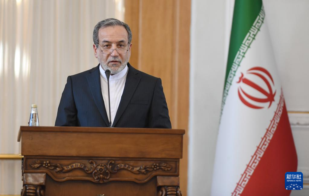 2月25日，在伊朗德黑蘭，伊朗外交部長阿拉格齊出席聯(lián)合新聞發(fā)布會(huì)。新華社記者 沙達(dá)提 攝