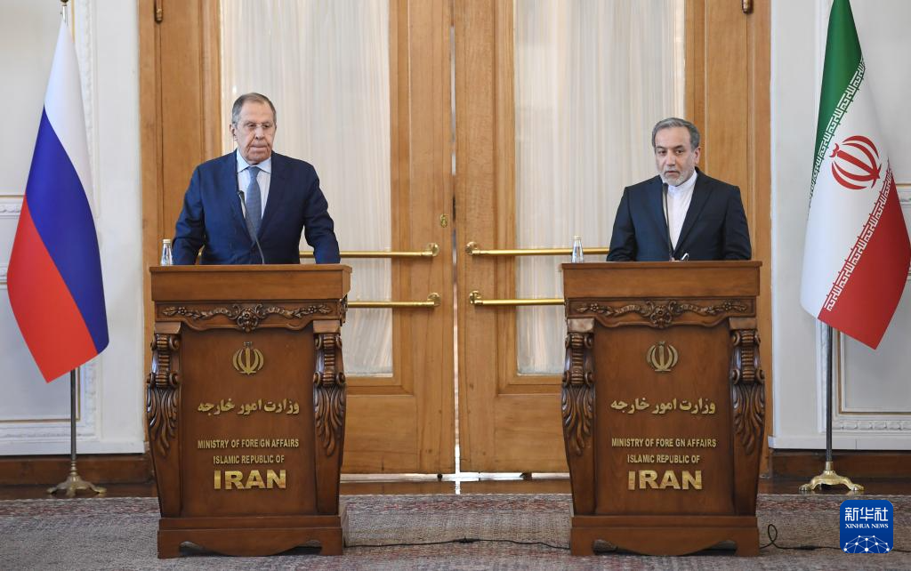 2月25日，在伊朗德黑蘭，伊朗外交部長阿拉格齊（右）與俄羅斯外長拉夫羅夫出席聯(lián)合新聞發(fā)布會(huì)。新華社記者 沙達(dá)提 攝