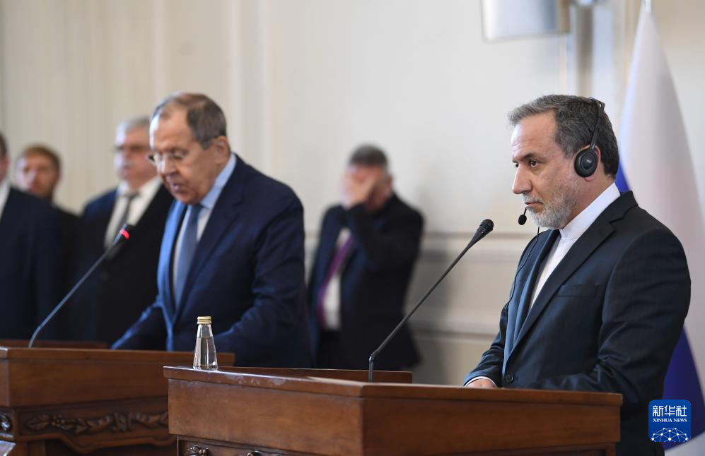 2月25日，在伊朗德黑蘭，伊朗外交部長阿拉格齊（右）與俄羅斯外長拉夫羅夫出席聯(lián)合新聞發(fā)布會(huì)。新華社記者 沙達(dá)提 攝