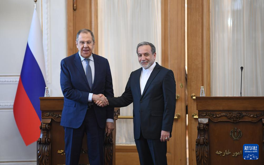 2月25日，在伊朗德黑蘭，伊朗外交部長阿拉格齊（右）與俄羅斯外長拉夫羅夫出席聯(lián)合新聞發(fā)布會(huì)。新華社記者 沙達(dá)提 攝