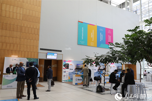 第5屆“共同金融”峰會在南非開普敦國際會議中心開幕。圖為與會嘉賓正在交談。人民網記者 戴楷然攝