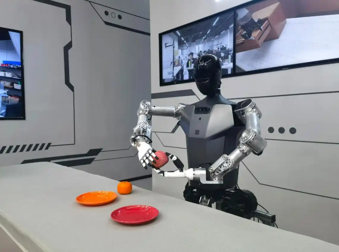 △2025年2月24日，北京“機(jī)器人大世界”展出的機(jī)器人正在完成日常家務(wù)。