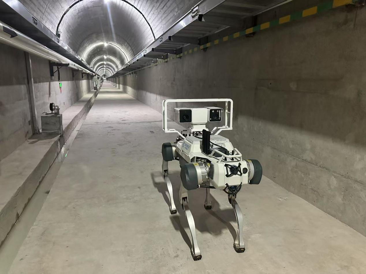 機(jī)器人正在對(duì)大壩廊道進(jìn)行巡檢，重點(diǎn)監(jiān)測(cè)裂縫，滲水點(diǎn)，積水等。水利部供圖