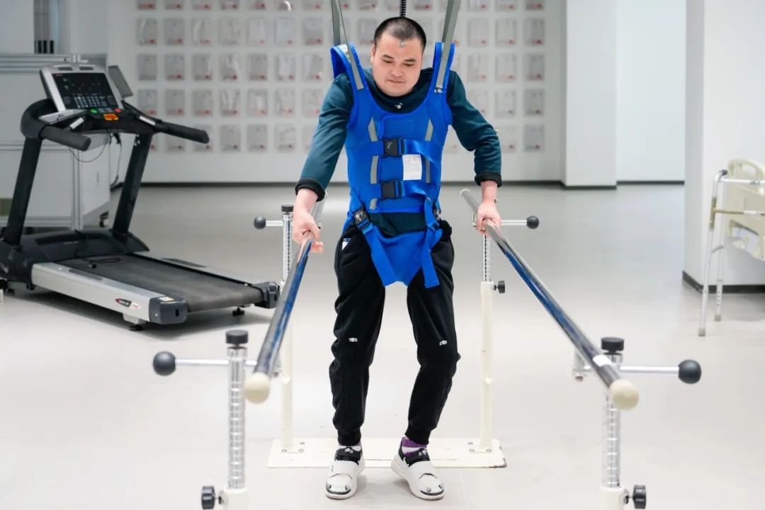 在術(shù)后第14天，患者依靠自身運動意圖行走。復(fù)旦大學(xué)供圖