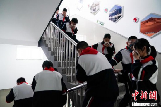  圖為學生們進行應急疏散演練。中新社記者 趙宇航 攝