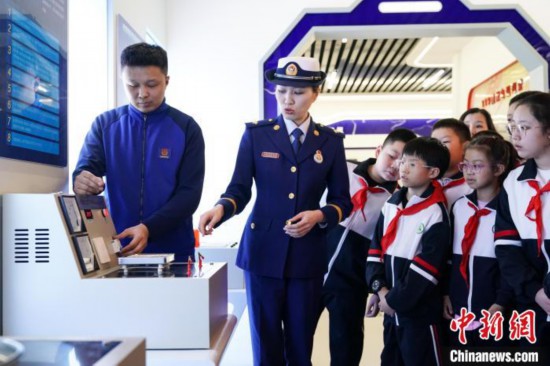 圖為學生們參觀道里區(qū)消防救援大隊消防科普體驗館內(nèi)電器火災演示實驗臺。中新社記者 趙宇航 攝