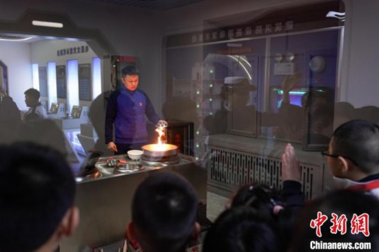 圖為學生們參觀道里區(qū)消防救援大隊消防科普體驗館內(nèi)火場真實體驗演示區(qū)。中新社記者 趙宇航 攝