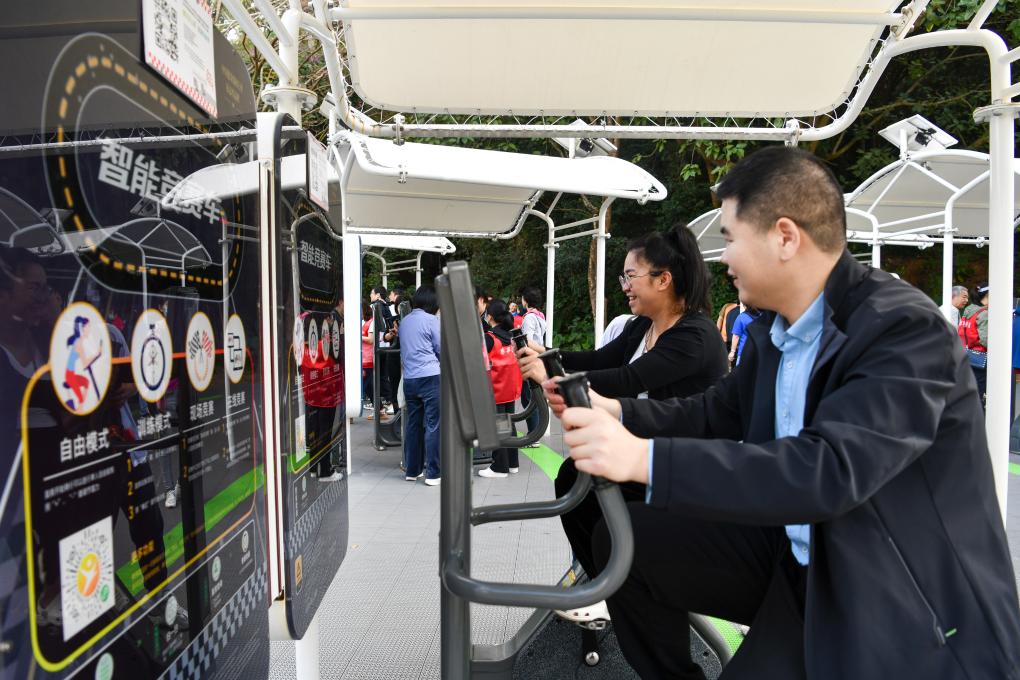 2024年1月20日，市民在蓮花山公園西區(qū)室外智能健身房參加競(jìng)賽活動(dòng)。當(dāng)日，深圳市室外智能健身競(jìng)賽活動(dòng)舉行。新華社記者 梁旭 攝