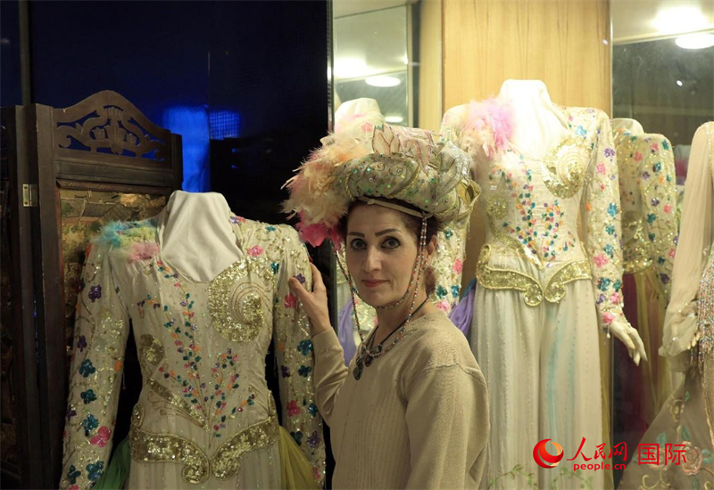 設(shè)計師展示阿拉伯阿巴斯王朝時期王冠。人民網(wǎng)伊納斯·易卜拉欣攝