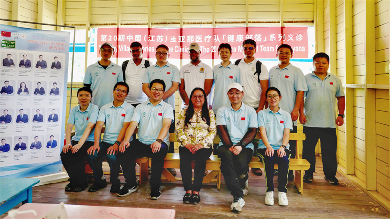 圭亞那印第安人事務(wù)部部長(zhǎng)蘇凱（前排右三）在啟動(dòng)儀式上和中國(guó)醫(yī)療隊(duì)隊(duì)員合影。第二十期中國(guó)援圭亞那醫(yī)療隊(duì)供圖