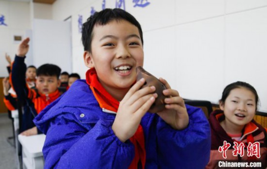 圖為學(xué)生在“國寶音樂會”社教課中體驗吹陶塤。中新社記者 馬銘言 攝