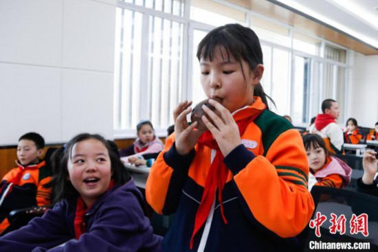 圖為學(xué)生在“國寶音樂會”社教課中體驗吹陶塤。中新社記者 馬銘言 攝